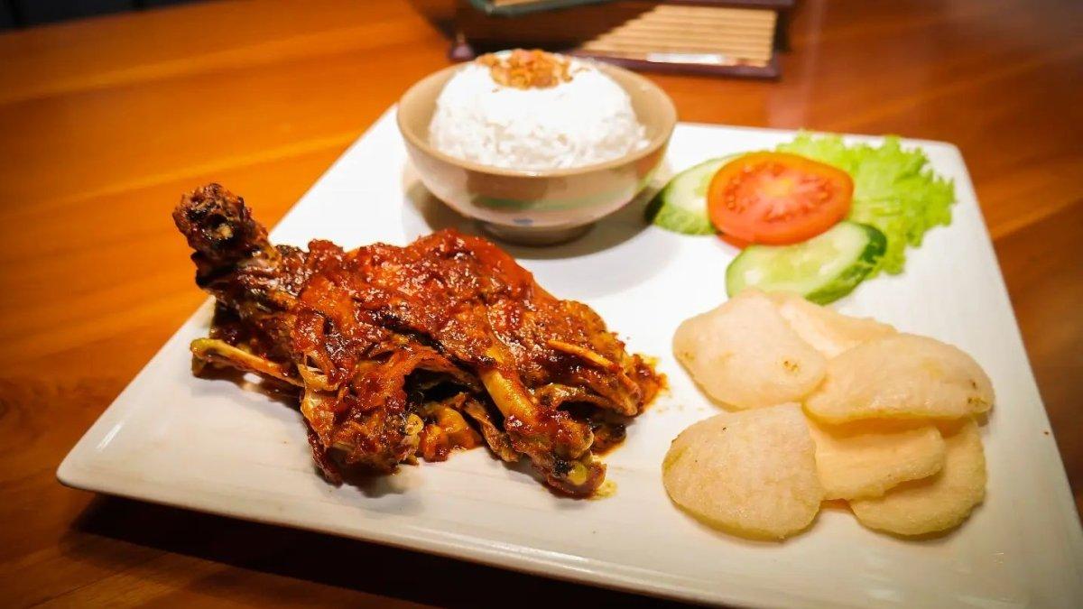 Menikmati makan malam di KINOL Bistro Padang.