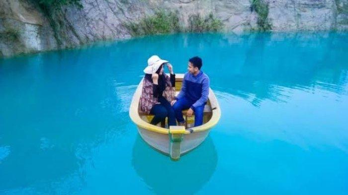 Menikmati suasana Telaga Biru Cisoka dengan naik perahu bersama pasangan.