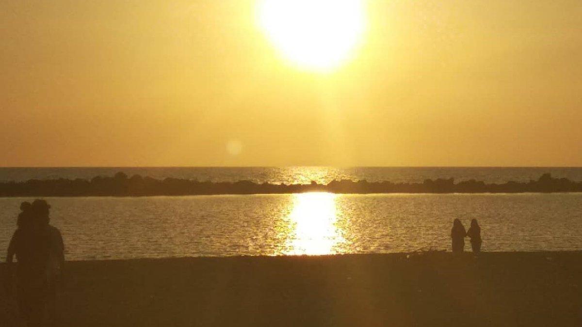 Menikmati suasana sunset di Pantai Akkarena Makassar