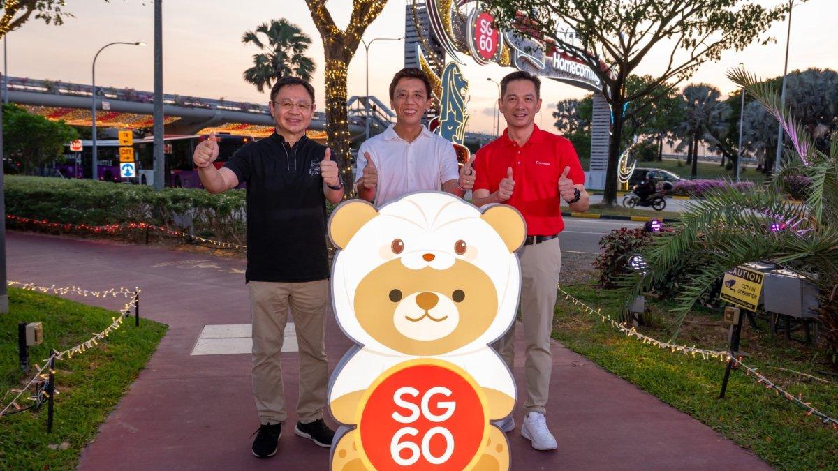 Penjabat Menteri Perhubungan meluncurkan lampu hias '60 Tahun Pulang Kampung' bersama Yam Kum Weng, CEO Changi Airport Group (pertama dari kiri), dan Jayson Goh, Wakil Presiden Eksekutif Manajemen Bandara (pertama dari kanan).