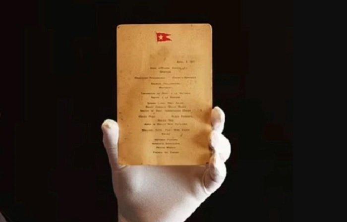 Kertas menu makan malam kapal Titanic.
