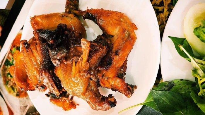 Menu ayam di Warung Ayam Goreng Cak San Prigen, Pasuruan, Jawa Timur.