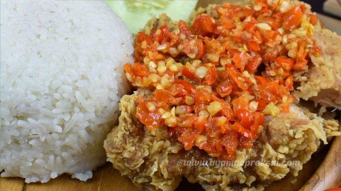 Menu ayam geprek di Ayam Geprek Sa'i Abdul Rahman Saleh Semarang.