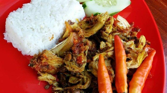 Menu ayam geprek di KK Ayam Rempah Semarang, Jawa Tengah.