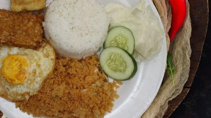 Menu ayam geprek di warung Ayam Geprek Mas Han Semarang, Jawa Tengah.