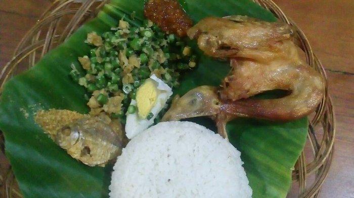Menu ayam goreng di warung Sego Wiwit Prambanan.