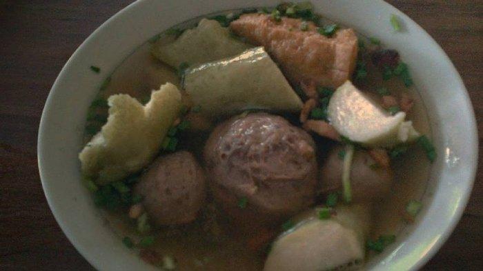 Menu bakso di warung Bakso Gong Kota Malang, Jawa Timur.