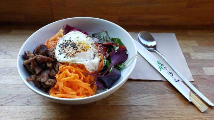 Menu bibimbap khas Korea yang cocok untuk menu makan siang.
