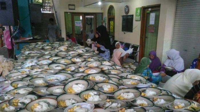 Menu buka puasa di Masjid Jogokariyan selama bulan suci Ramadhan, olahan ayam dan sapi.