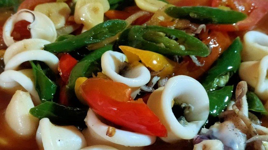 Menu cumi cabe ijo di Warung Bamboe Kebumen.