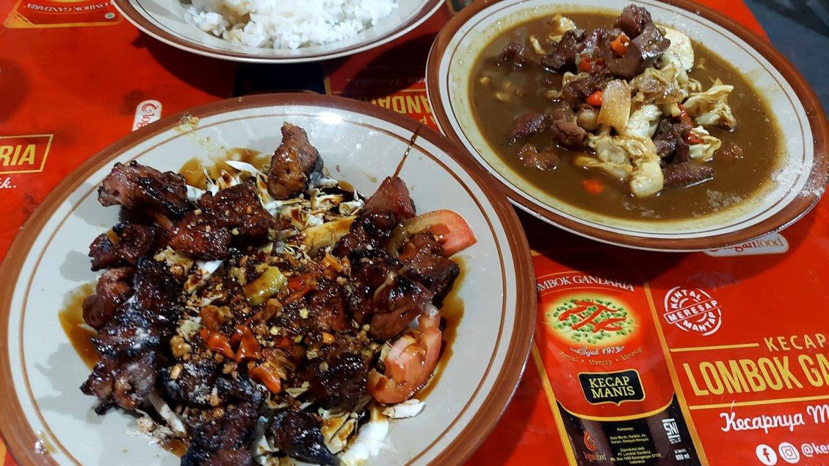 Menu di Sate Kambing Pak Narto, tempat makan legendaris di Solo, Jawa Tengah