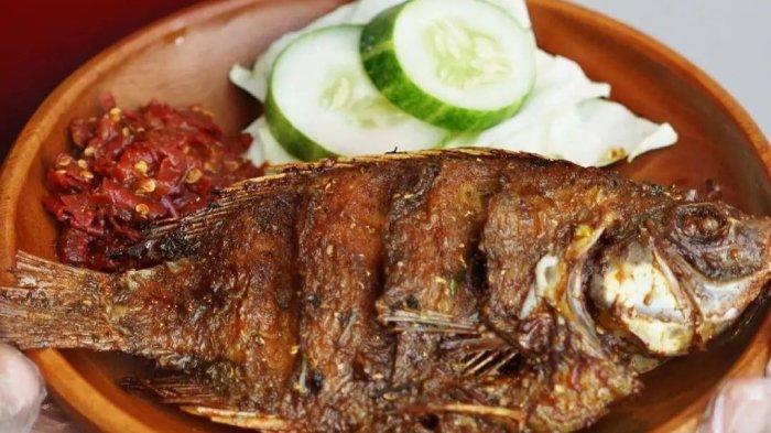 Menu ikan goreng penyet di warung Super Penyet Ungaran, Semarang, Jawa Tengah untuk makan siang enak.