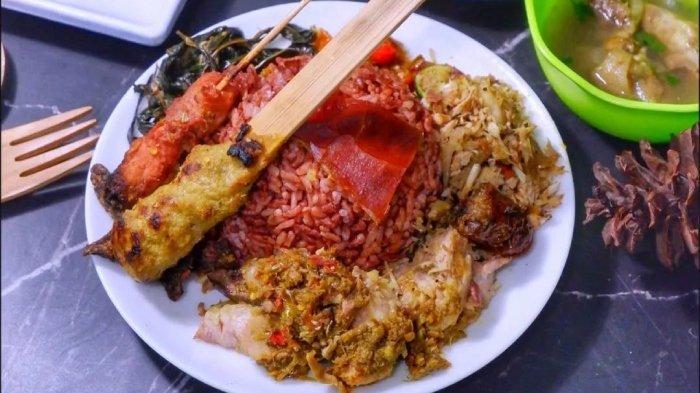 Menu makanan daging pork dan kulit (pig skin) di Warung Babi Guling Candra Bali.