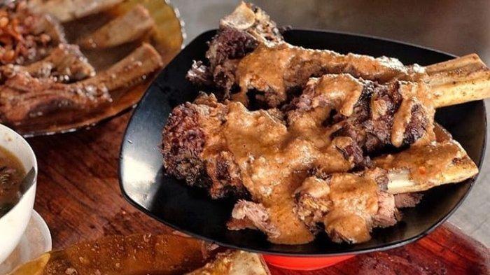 Menu makanan di Sop Konro Karebosi untuk makan siang enak.