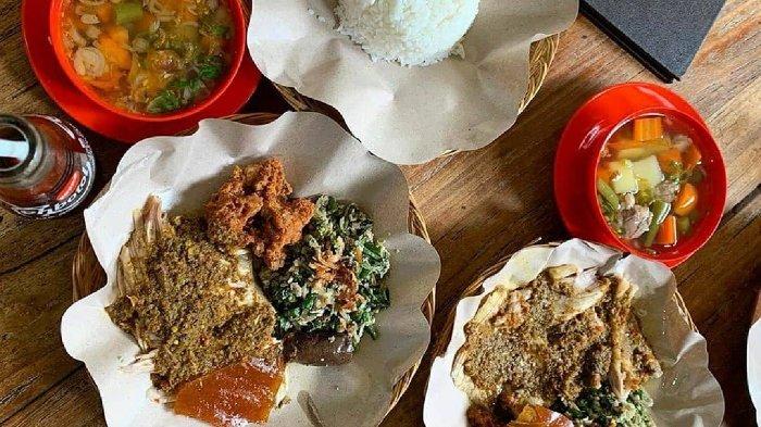 Menu makanan di Warung Babi Guling Ibu Oka Gianyar, Bali.