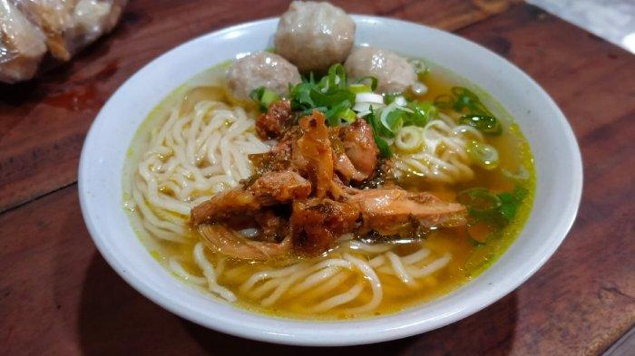 Menu mi ayam bakso halus kecil di warung Bakso Ayam Luhung Tanaya Sukoharjo, Jawa Tengah untuk makan siang enak, Selasa (7/11/2023).