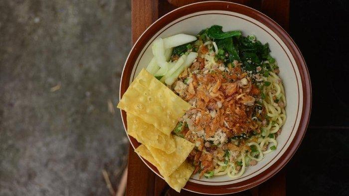 Menu mi ayam dengan pangsit goreng di Pangsit Mie & Bakso M Gendut Malang, Jawa Timur.