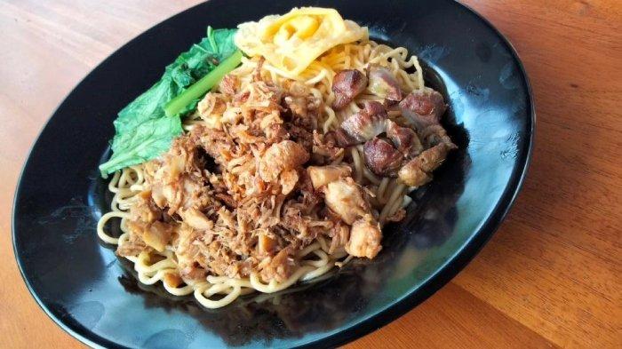 Menu mi ayam pangit bakso di warung Mie Pangsit Dinda Bengkulu.