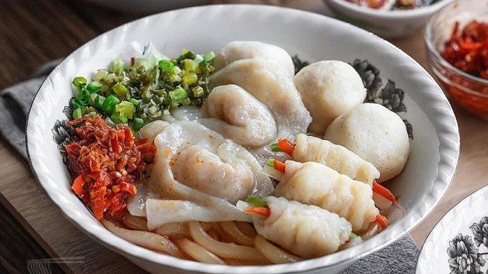 Menu mi dan bakso ikan di Li Xin Fishball Noodles Singapura.