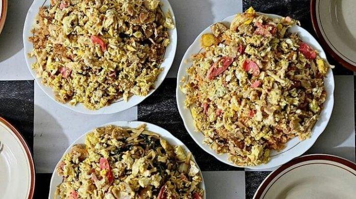 Menu nasi goreng jumbo di Nasi Goreng Pak Dji Malang, Jawa Timur.