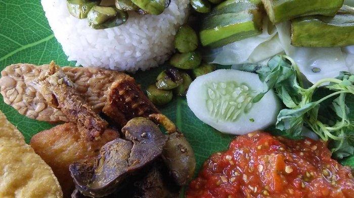 Menu nasi tempong di Warung Meriah Sego Tempong Banyuwangi, Jawa Timur.