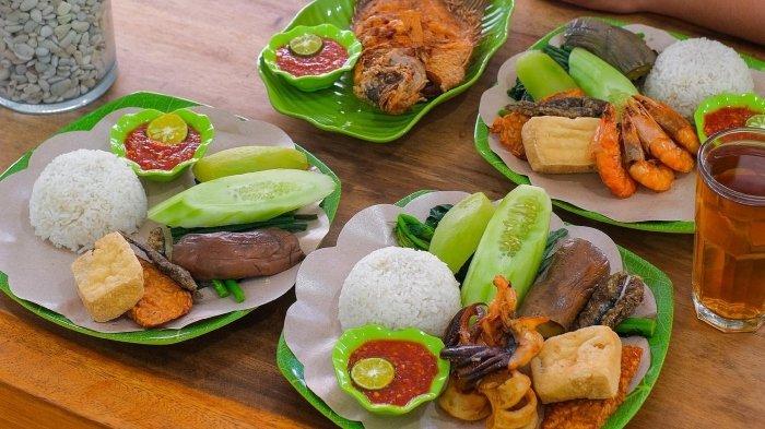 Menu nasi tempong di warung Nasi Tempong Indra Badung, Bali.