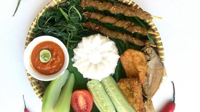 Menu nasi tempong di warung Nasi Tempong Judes Badung, Bali.