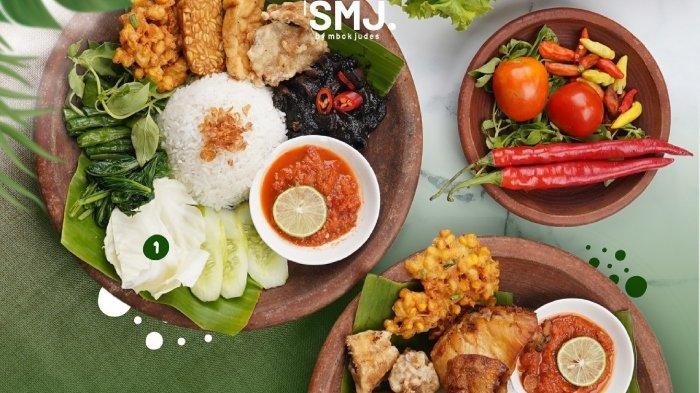 Menu nasi tempong di warung SMJ (Sego Mbok Judes) Jember, Jawa Timur.
