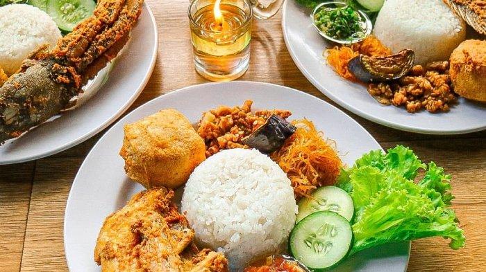 Menu penyetan di Ayam Penyet Surabaya Subang, Jawa Barat.