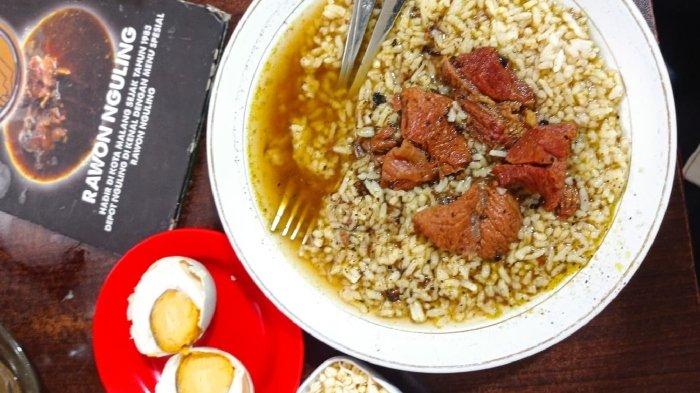 Menu rawon dengan telur asin di warung Rawon Nguling Probolinggo, Jawa Timur.