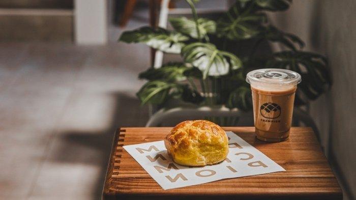 Menu roti dan kopi di Champion Bolo Bun Singapura.