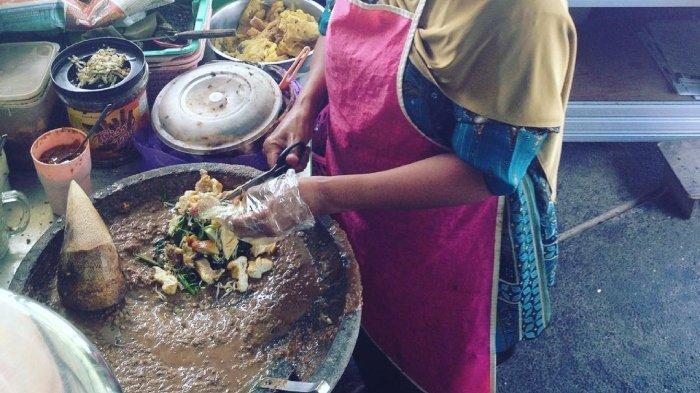 Menu rujak cingur di Warung Rujak Cingur Bu Erna Malang, Jawa Timur.