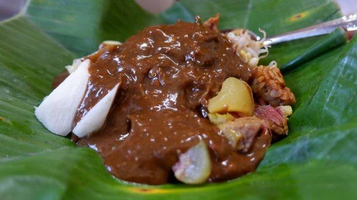 Menu rujak cingur di warung Rujak Cingur Klenteng Malang, Jawa Timur.