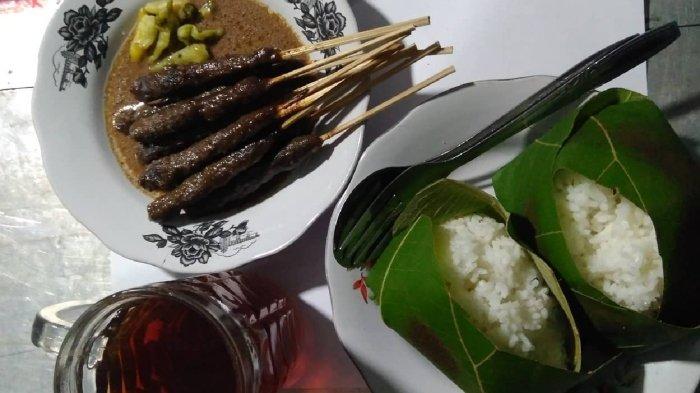 Menu sate kerbau di warung Sate Kerbau 57 Kudus, Jawa Tengah.