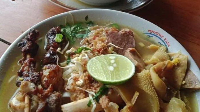 Menu soto di warung Soto Becek Mbah Semar untuk makan siang enak.