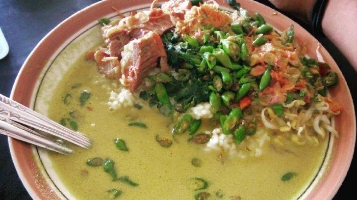 Menu soto gudangan di warung Soto Gudangan Ungaran, Semarang, Jawa Tengah untuk makan siang enak.