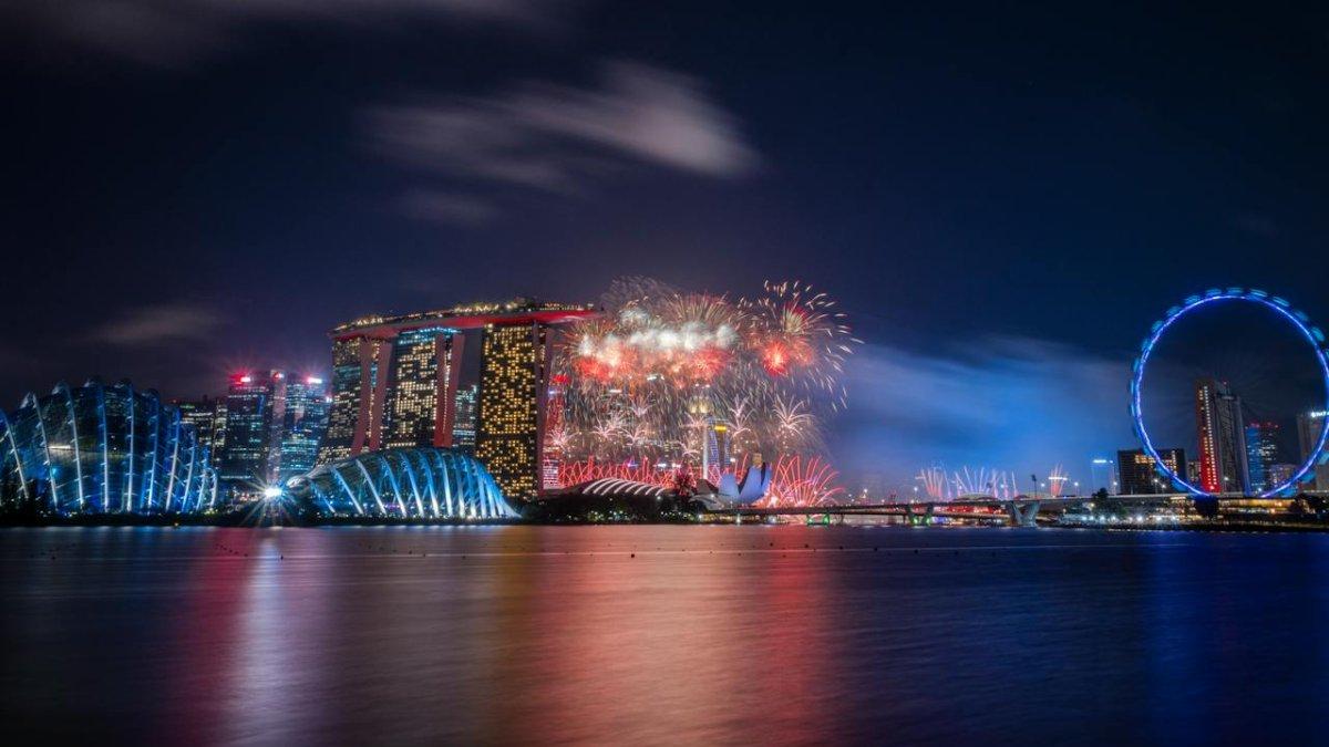 Menyaksikan kembang api Tahun Baru dari Bay East Garden Singapura