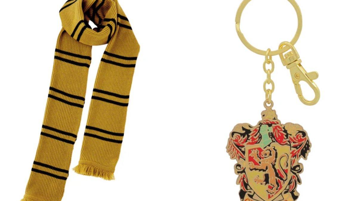 Merchandise Harry Potter, satu barang yang bisa kamu beli saat liburan ke Universal Studio Japan.