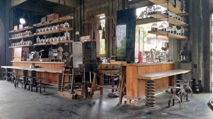 Minarets Classic Coffe, coffee shop unik di Sukoharjo berkonsep bangunan ala istana kerajaan ini ternyata punya mesin penggiling kopi antik yang berusia puluhan tahun, Selasa (7/11/2023).