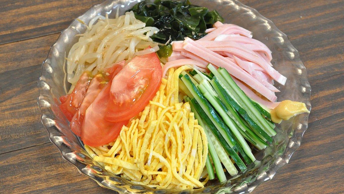 Mi Hiyashi Chuka, satu makanan khas musim panas yang wajib kamu coba saat liburan ke Jepang.