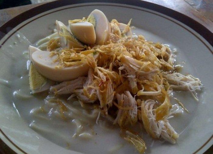 KULINER CIREBON - Seporsi mi koclok khas Cirebon yang menjadi salah satu hidangan favorit, Selasa (18/3/2025). Traveler yang ingin menjajal mi koclok bisa menyimak itinerary wisata kuliner Cirebon 3 hari 2 malam yang telah TribunTravel susun dengan bujet Rp 950 ribuan.