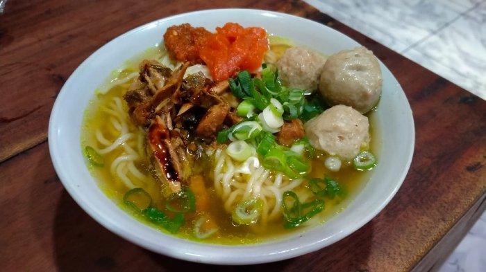Menu mi ayam bakso halus kecil di warung Bakso Ayam Luhung Tanaya Sukoharjo, Jawa Tengah untuk makan siang enak, Selasa (7/11/2023).
