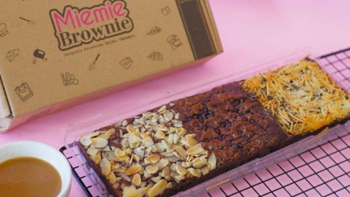 Miemie Brownie menjajakan oleh-oleh khas Tegal berupa aneka kue, cake, brownies, bolen, pastry, dan dessert.