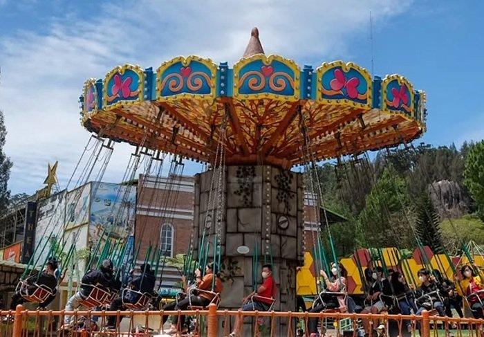 WISATA KARO - Pengunjung yang sedang bermain di wahana Mikie Funland, Senin (12/5/2025). Mikie Funland merupakan tempat wisata populer di Kabupaten Karo, Sumatera Utara yang cocok untuk dikunjungi bersama keluarga.