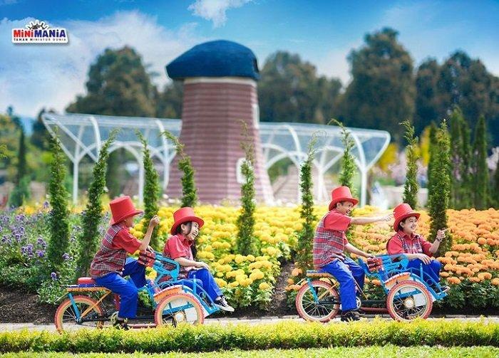 Minimania, rekomendasi tempat wisata hits di Lembang untuk menikmati liburan.