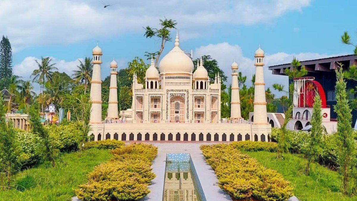 Satu spot foto yang bisa kamu temukan di Minimania Puncak, satu tempat wisata baru di Bogor Jawa Barat.