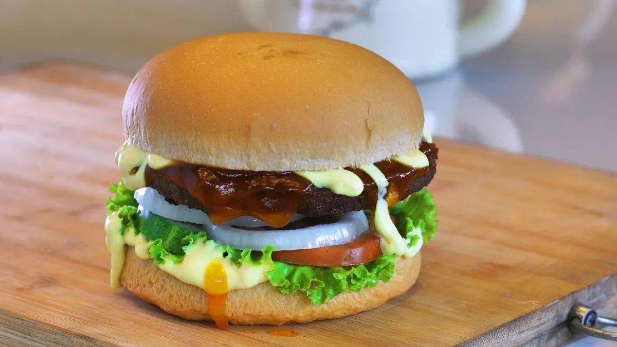 Mister Burger, satu burger di Solo Jawa Tengah yang terkenal enak dengan pilihan unik dan beragam.
