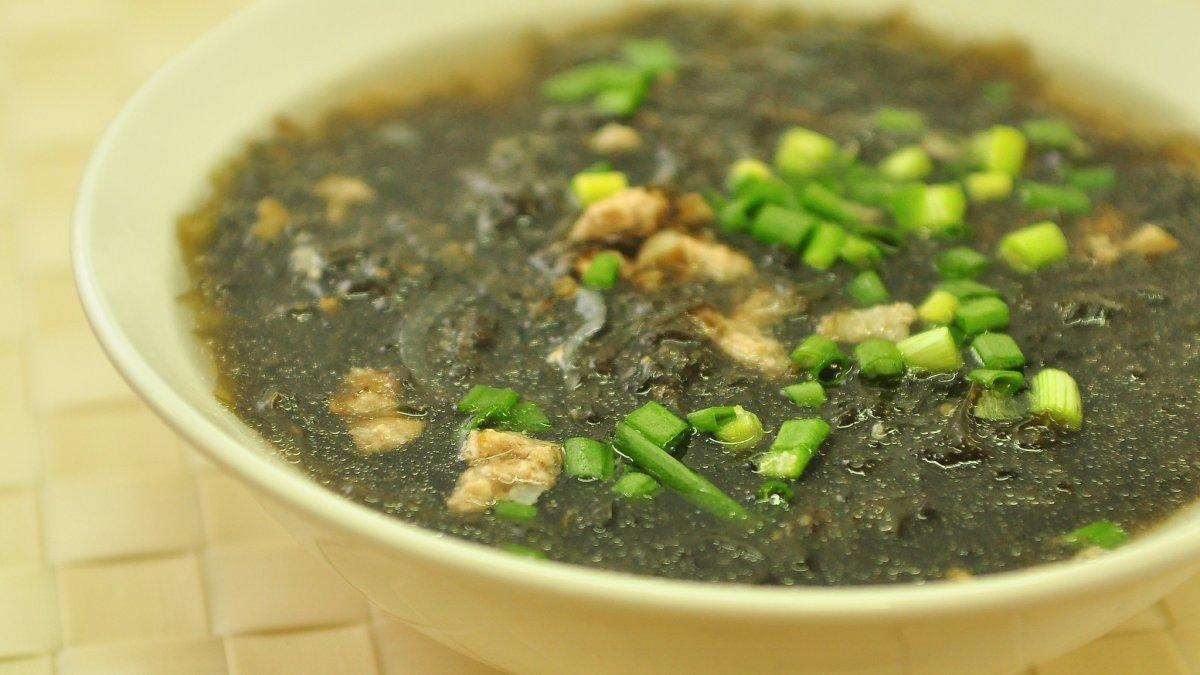 Miyeok Guk, satu makanan khas Korea Selatan buat sarapan enak dan mengenyangkan.