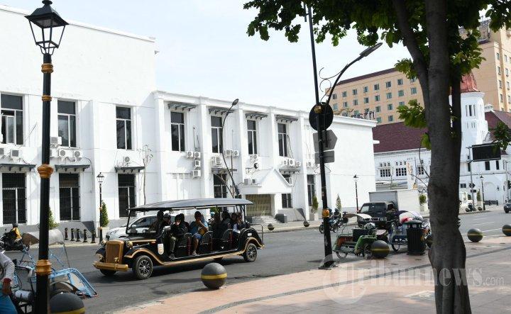 Mobil Golf (mobil listrik) mengantarkan wisatawan untuk berkeliling di kawasan Wisata Kota Lama Surabaya, Rabu (10/7/2024). Kota Lama Surabaya yang di soft launching pada 27 Juni dan Grand Launching 3 Juli ini menawarkan beberapa jenis transportasi yang bisa dimanfaatkan pengunjung yang diantaranya, mobil jip, mobil golf (mobil listrik), becak, sepeda listrik dan sepeda angin. Pemerintah Kota Surabaya terus berupaya memberikan rasa nyaman dan aman pada pengunjung dengan melakukan perbaikan dan memberikan fasilitas yang dibutuhkan sebagai daya tarik untuk wisatawan baik lokal maupun asing.