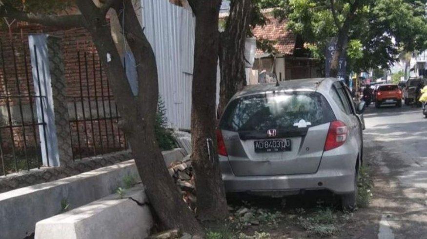Mobil Honda Jazz terparkir di Jalan Medoho, Kota Semarang, Jawa Tengah.
